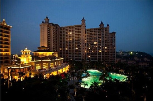 单白色裤子男士（男士白色裤子配什么短袖）